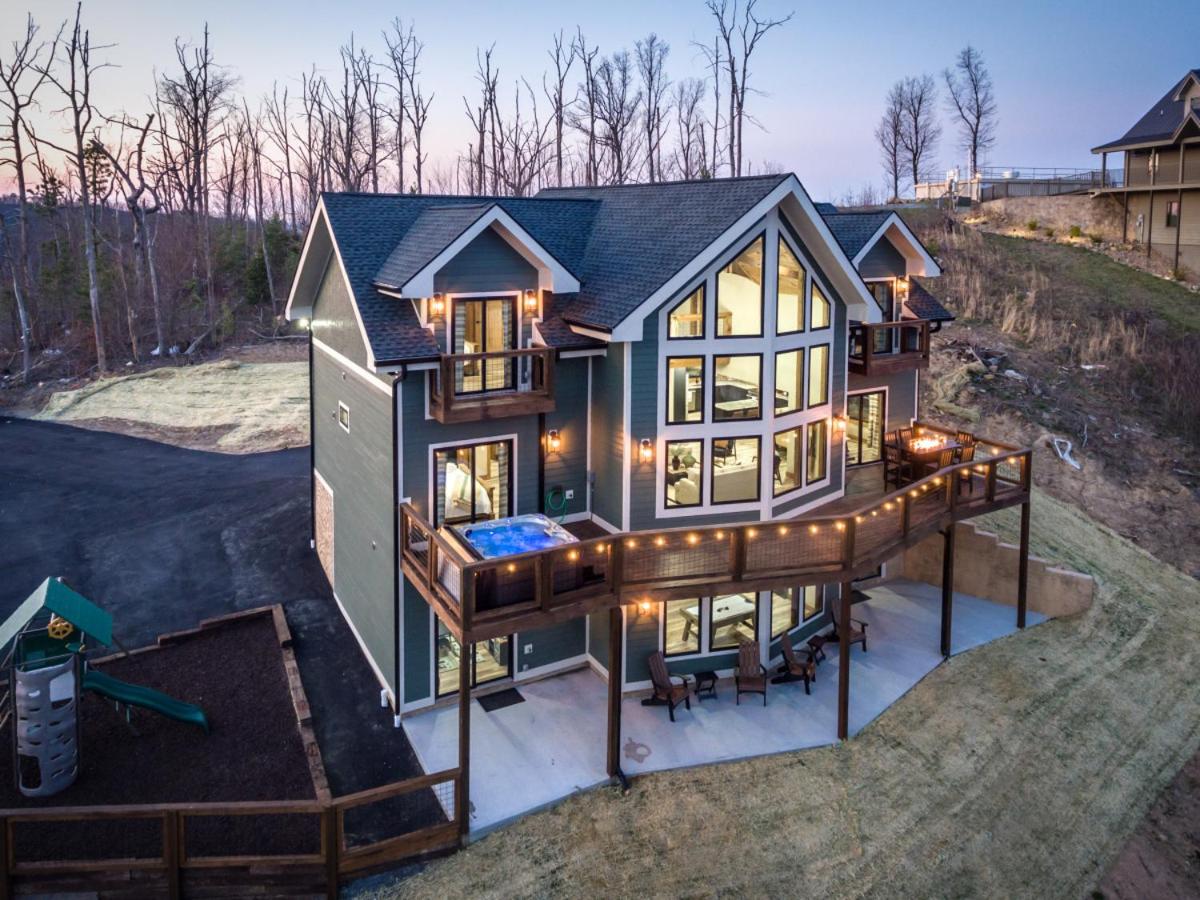 Piney Estate Hot Tub Game Theater Room