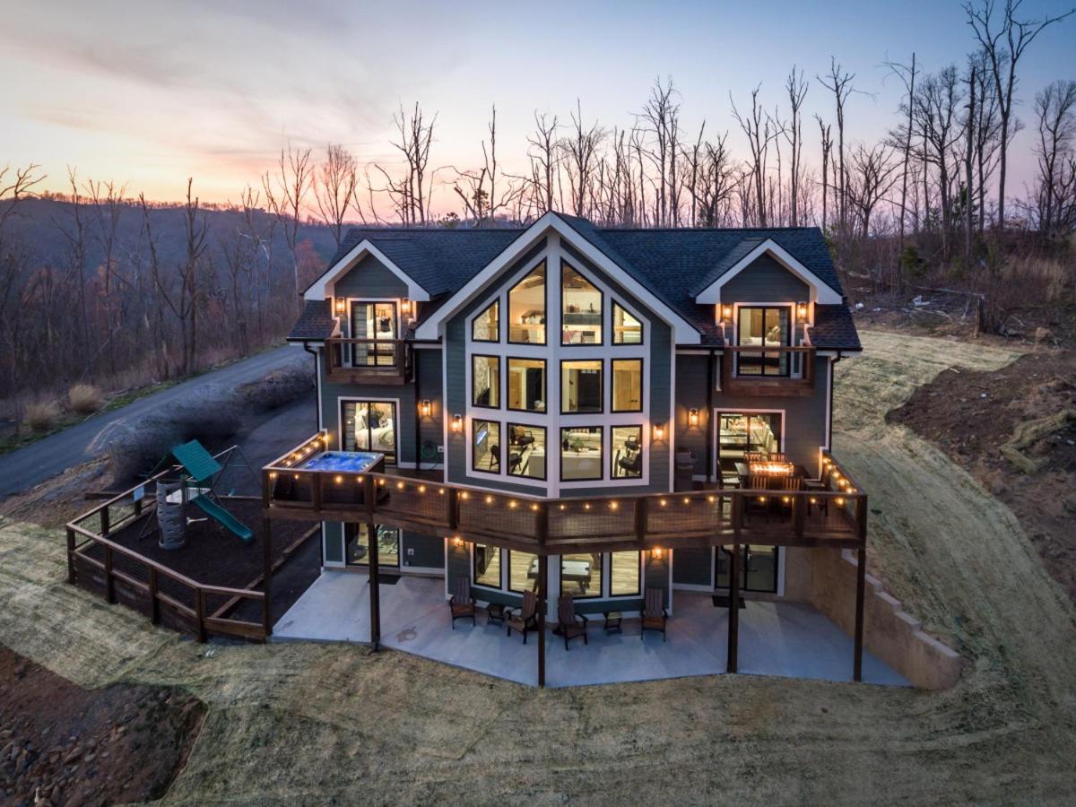 Piney Estate Hot Tub Game Theater Room