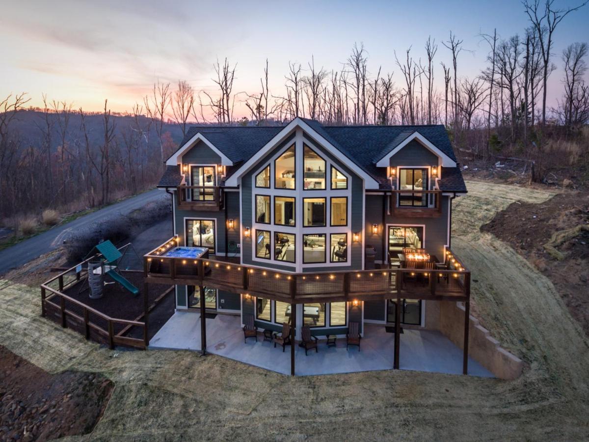 Piney Estate Hot Tub Game Theater Room