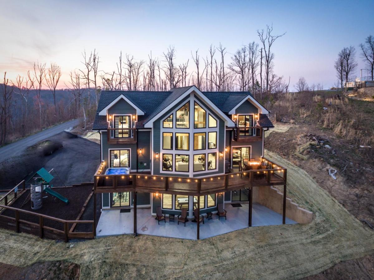 Piney Estate Hot Tub Game Theater Room