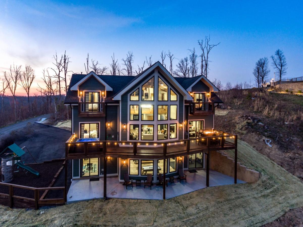 Piney Estate Hot Tub Game Theater Room