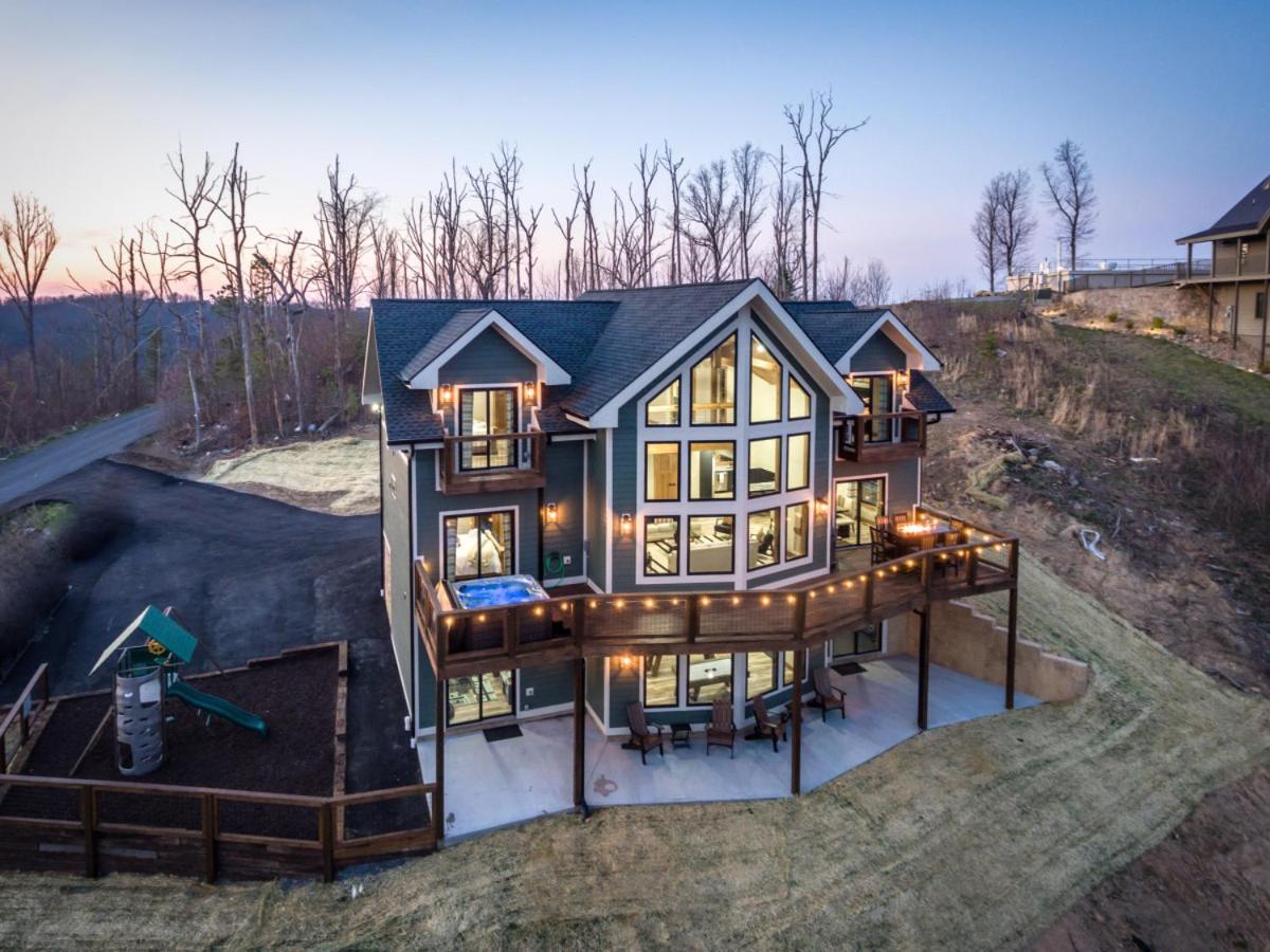 Piney Estate Hot Tub Game Theater Room