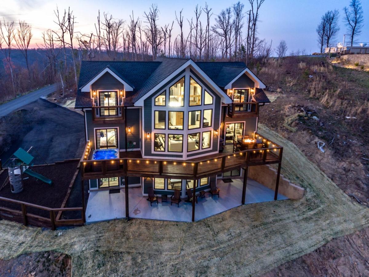 Piney Estate Hot Tub Game Theater Room