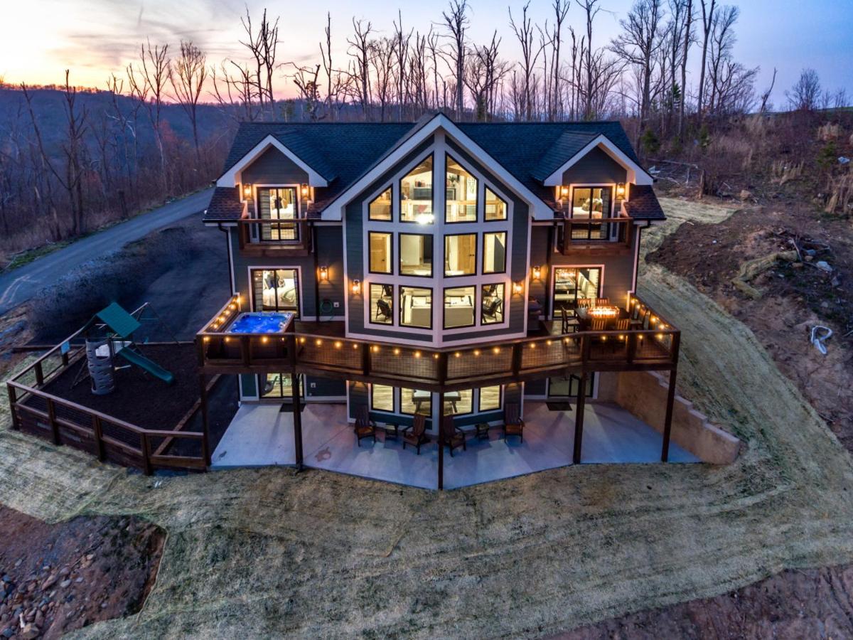 Piney Estate Hot Tub Game Theater Room