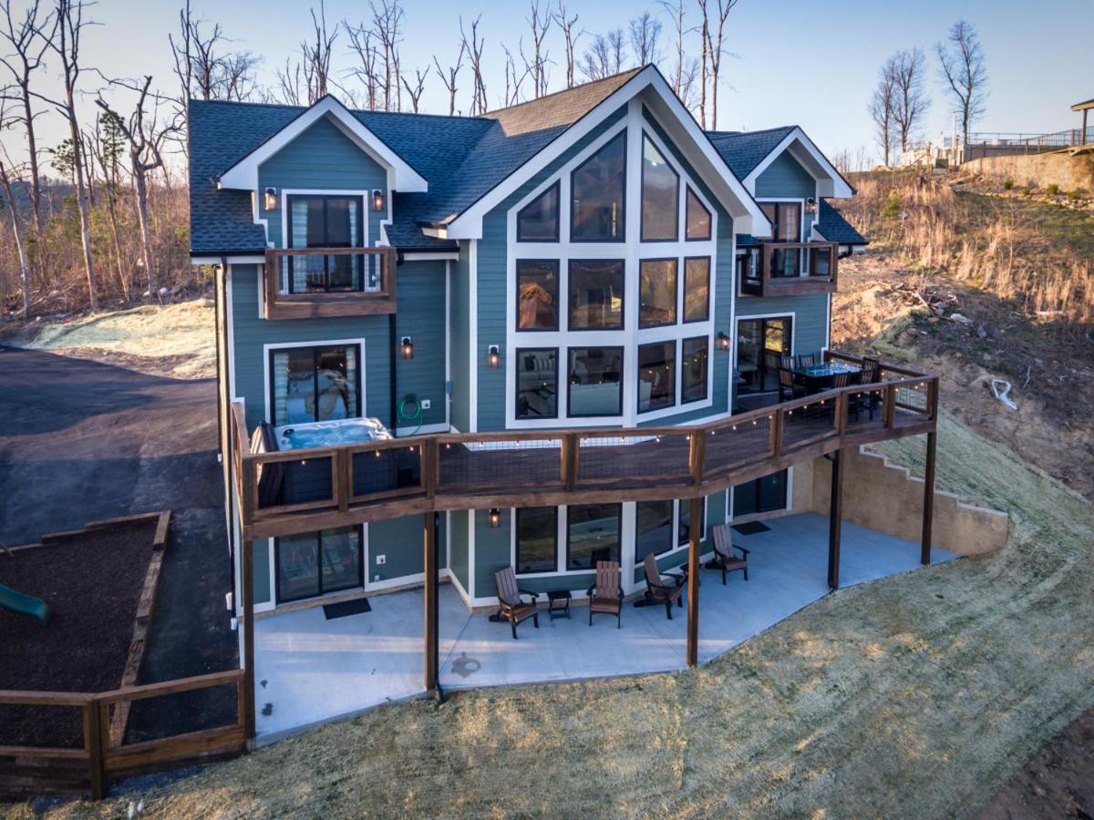 Piney Estate Hot Tub Game Theater Room