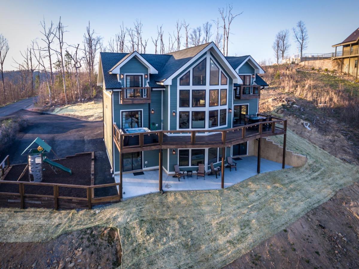 Piney Estate Hot Tub Game Theater Room