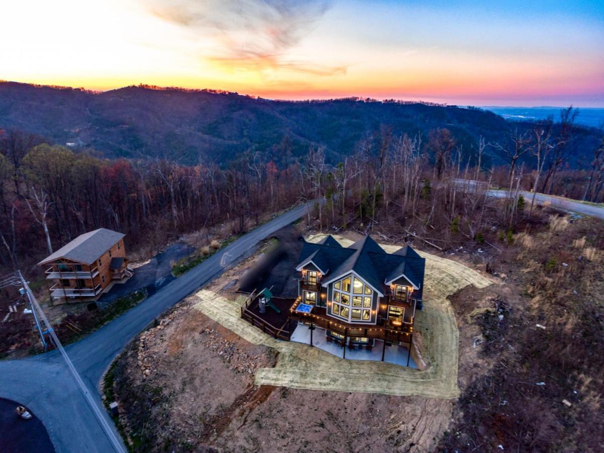 Piney Estate Hot Tub Game Theater Room