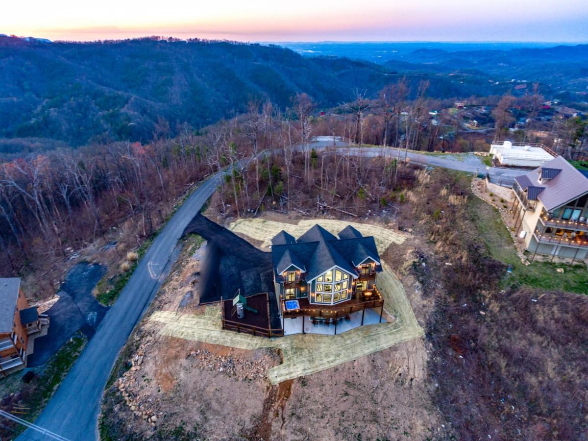 Piney Estate Hot Tub Game Theater Room