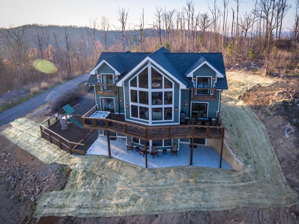 Piney Estate Hot Tub Game Theater Room