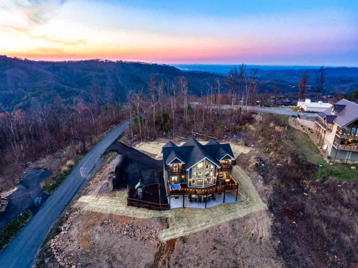 Piney Estate Hot Tub Game Theater Room