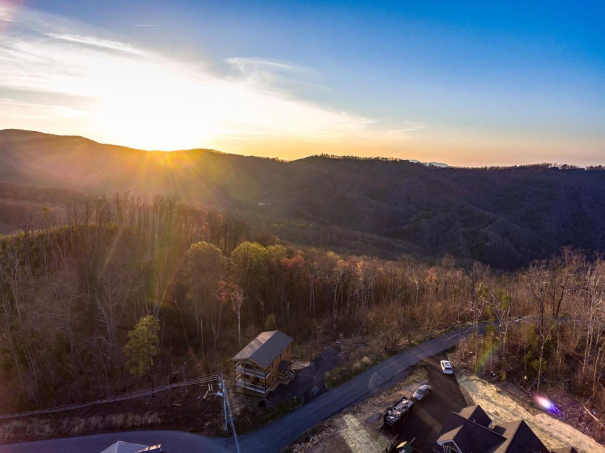 Piney Estate Hot Tub Game Theater Room
