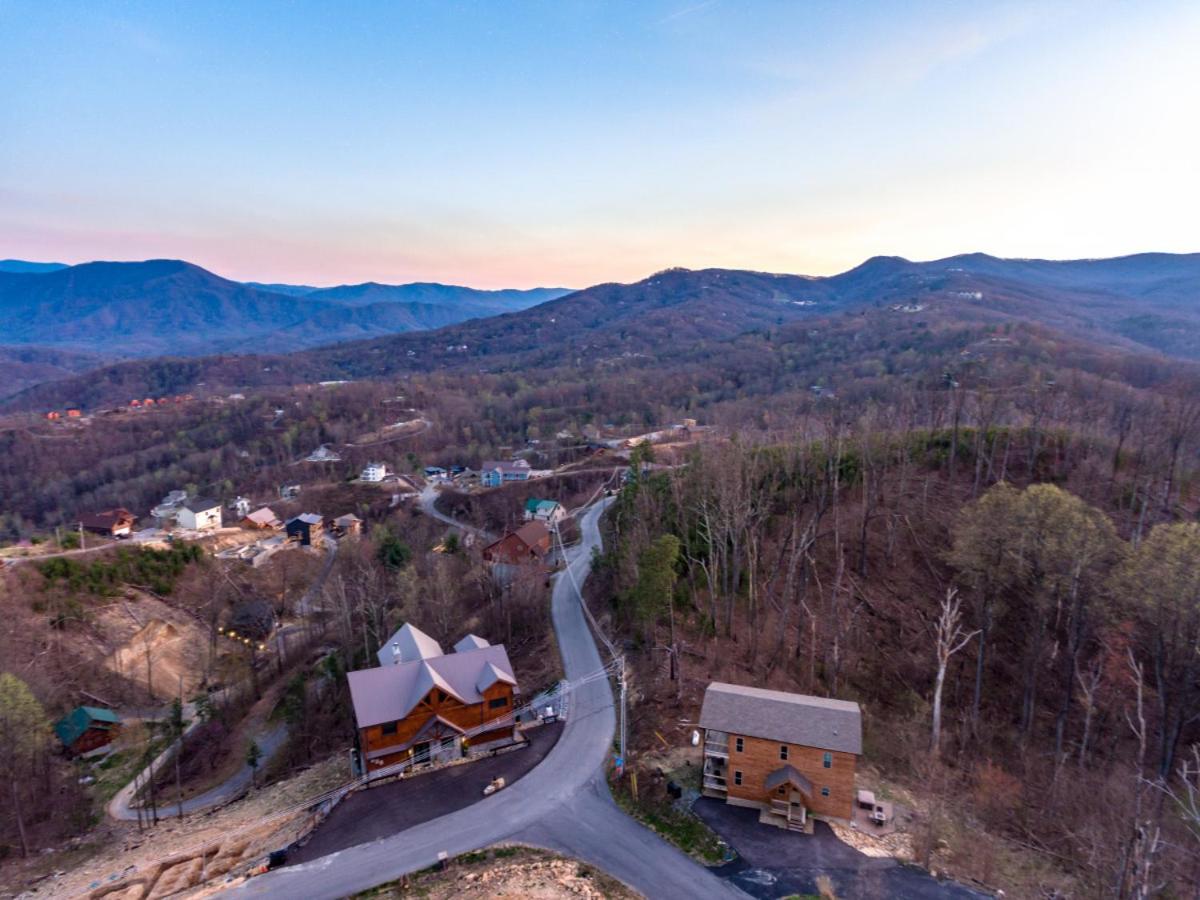 Piney Estate Hot Tub Game Theater Room