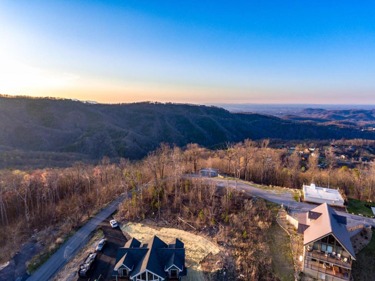 Piney Estate Hot Tub Game Theater Room