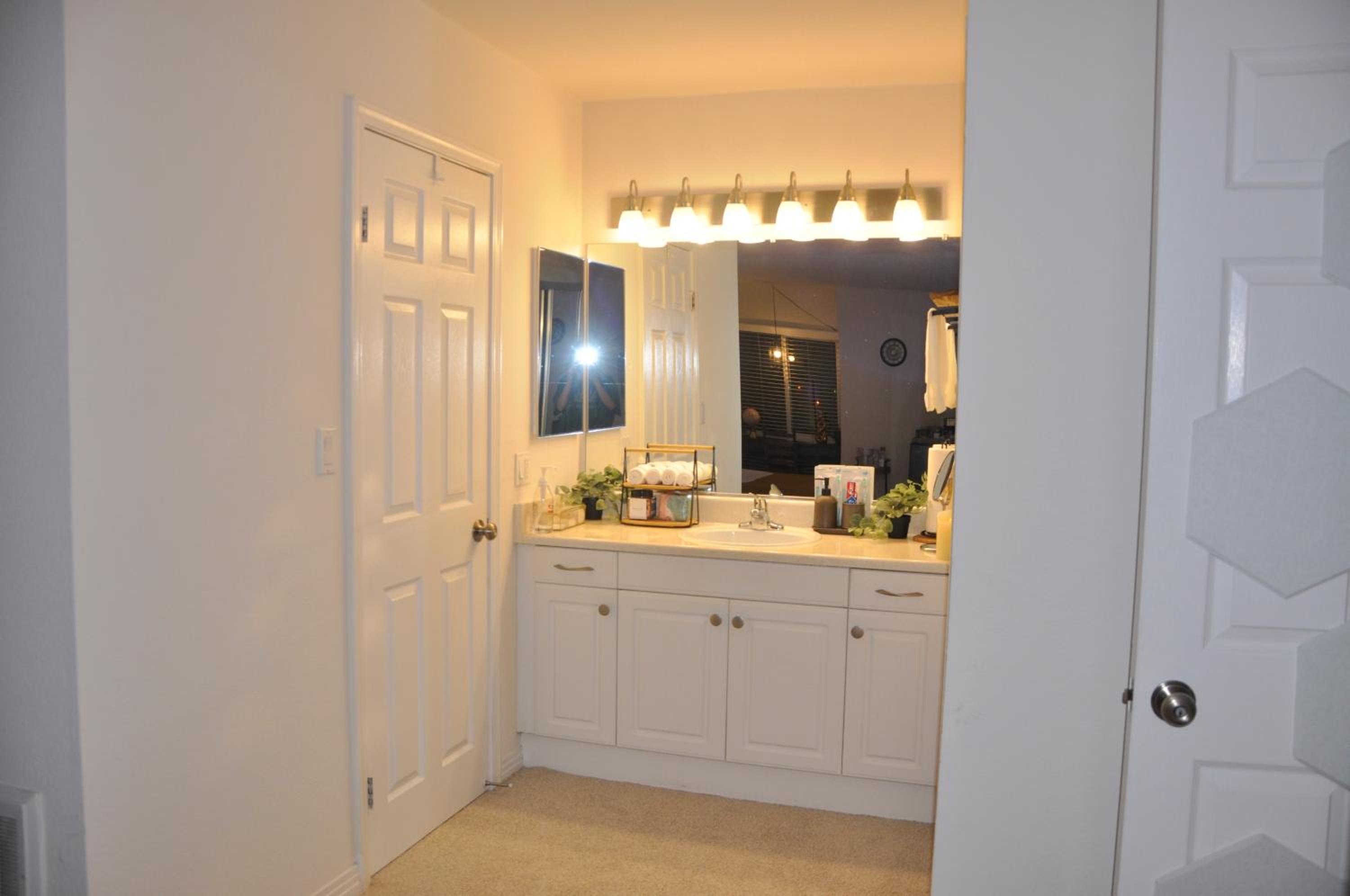 Private Room & Bathroom in Shared Oceanfront Home, Marina del Rey