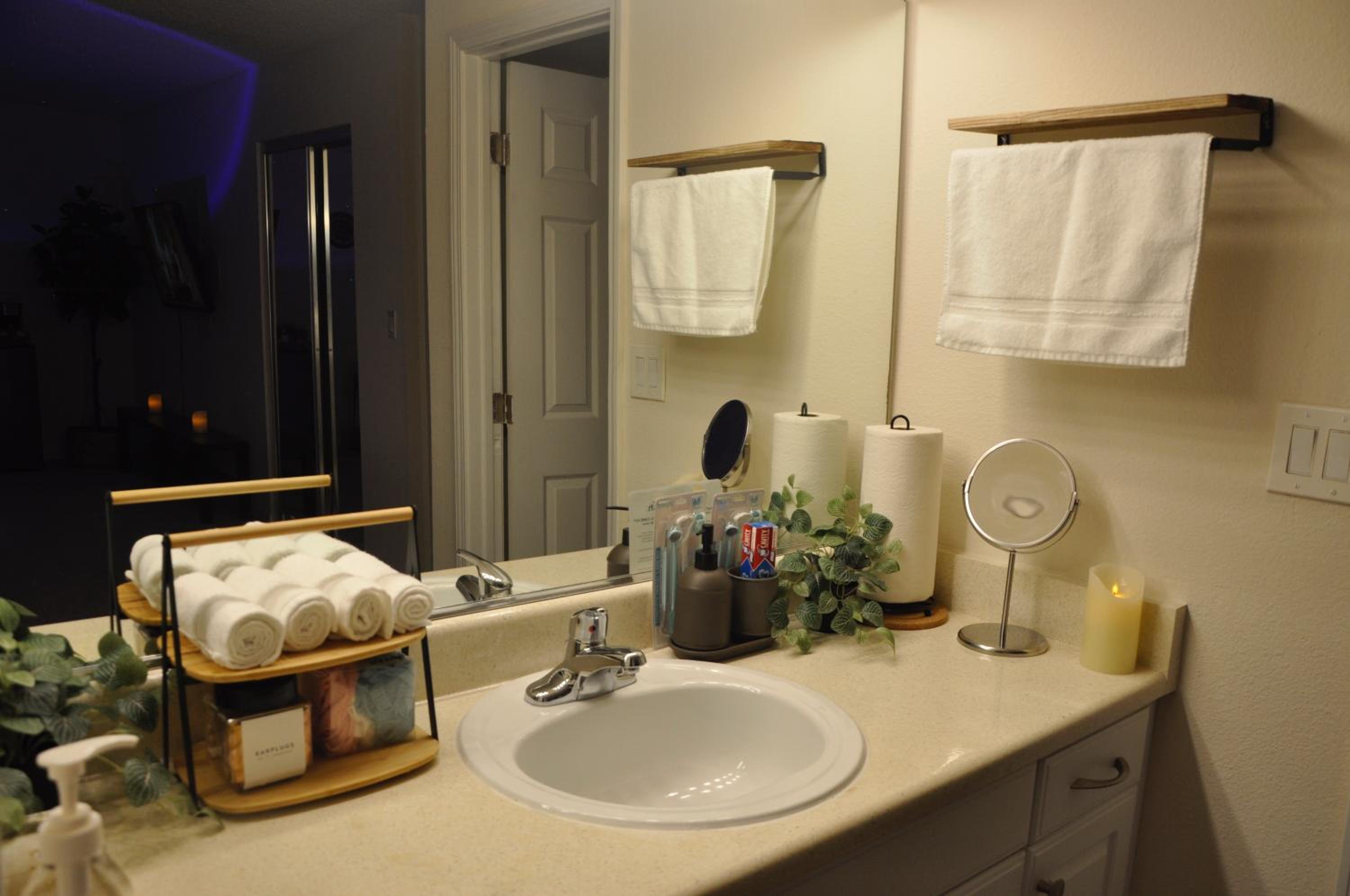 Private Room & Bathroom in Shared Oceanfront Home, Marina del Rey