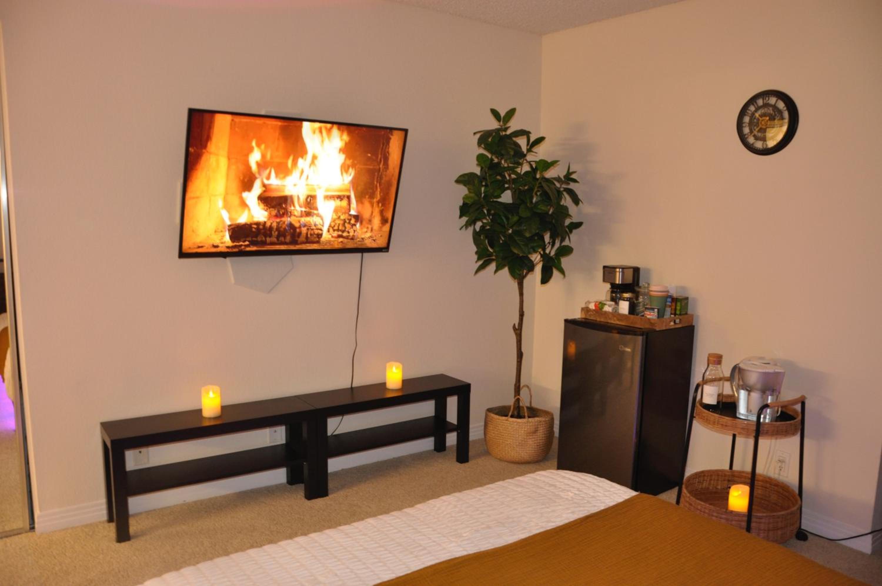 Private Room & Bathroom in Shared Oceanfront Home, Marina del Rey