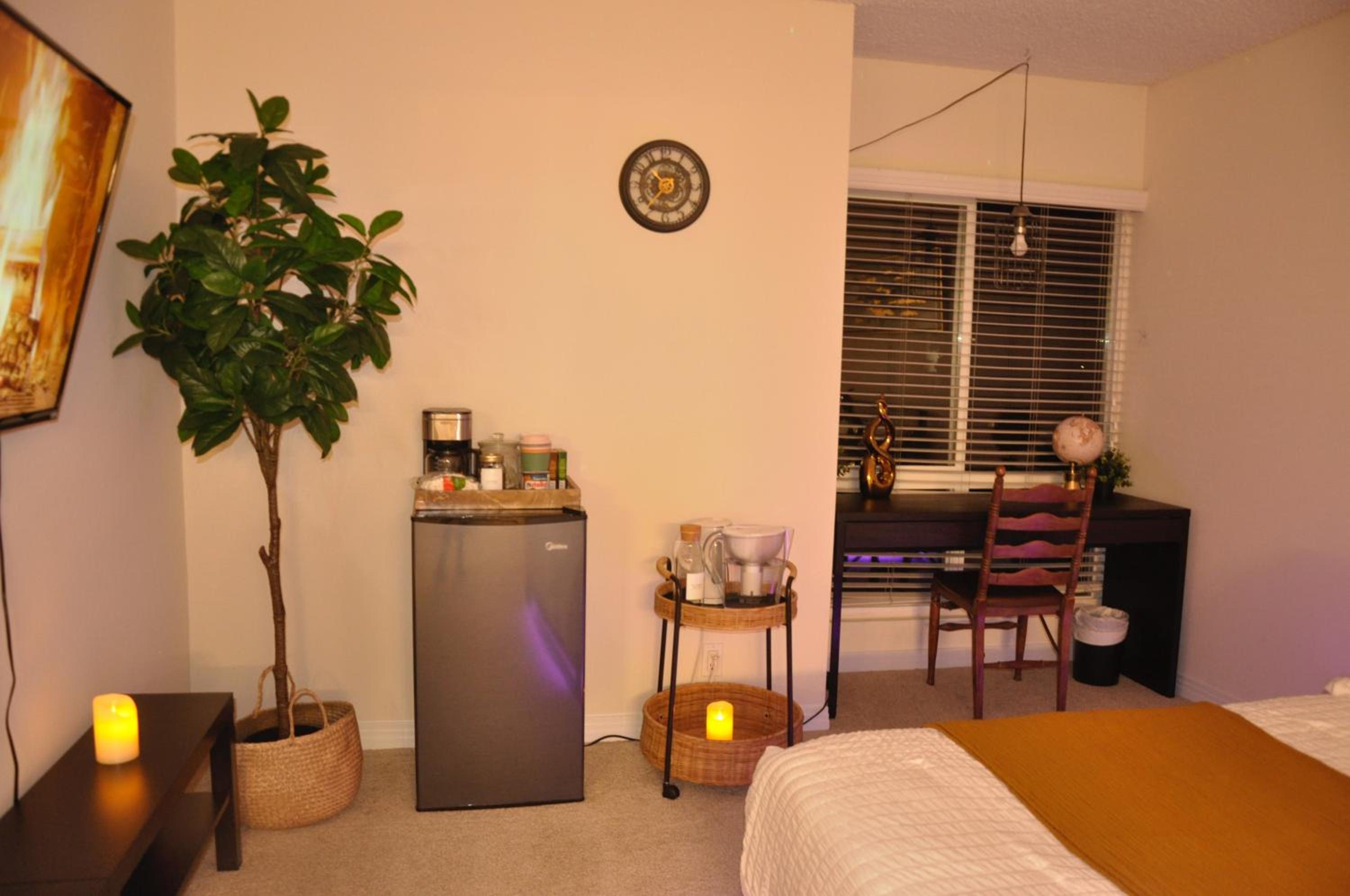 Private Room & Bathroom in Shared Oceanfront Home, Marina del Rey