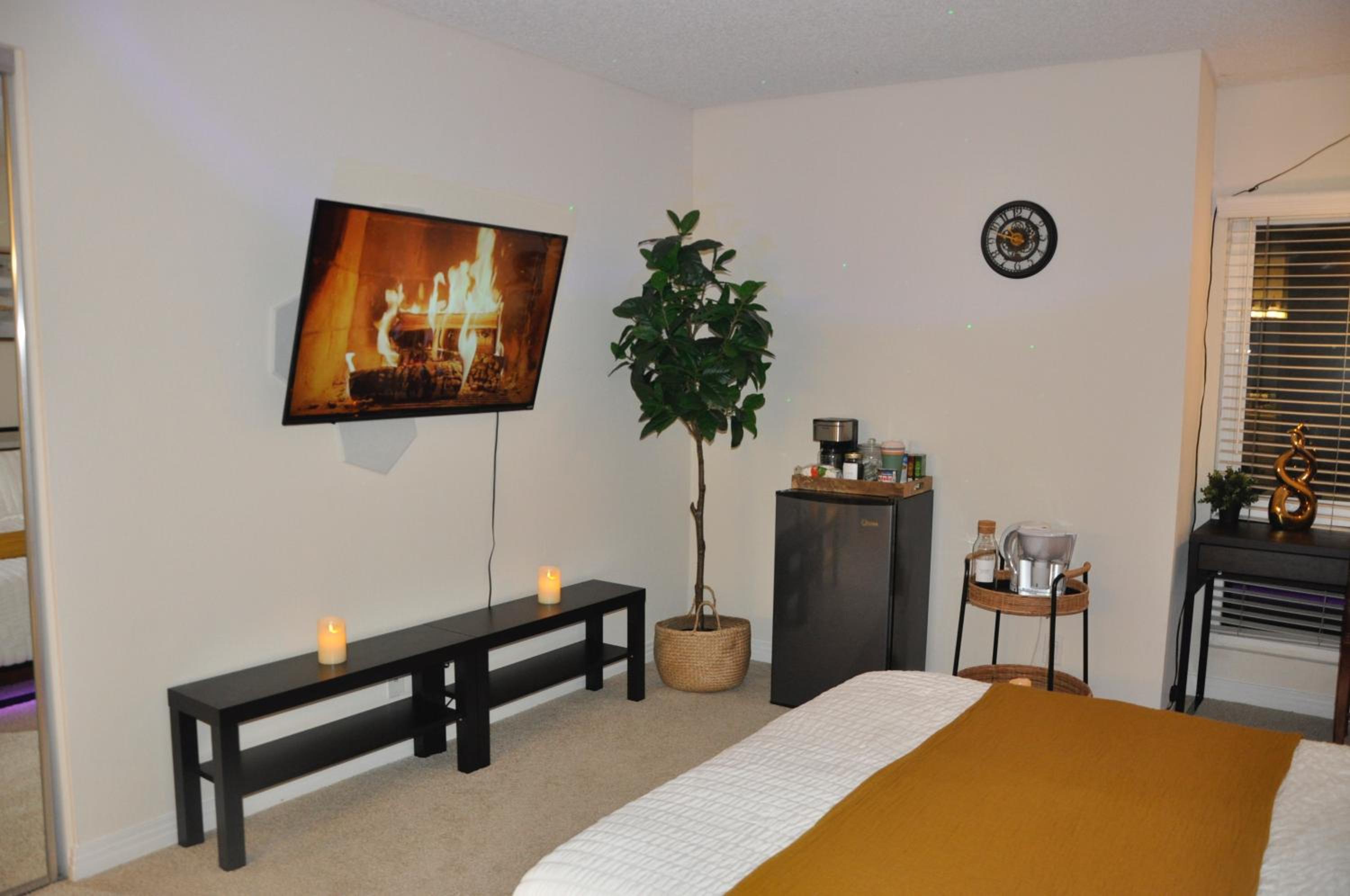 Private Room & Bathroom in Shared Oceanfront Home, Marina del Rey