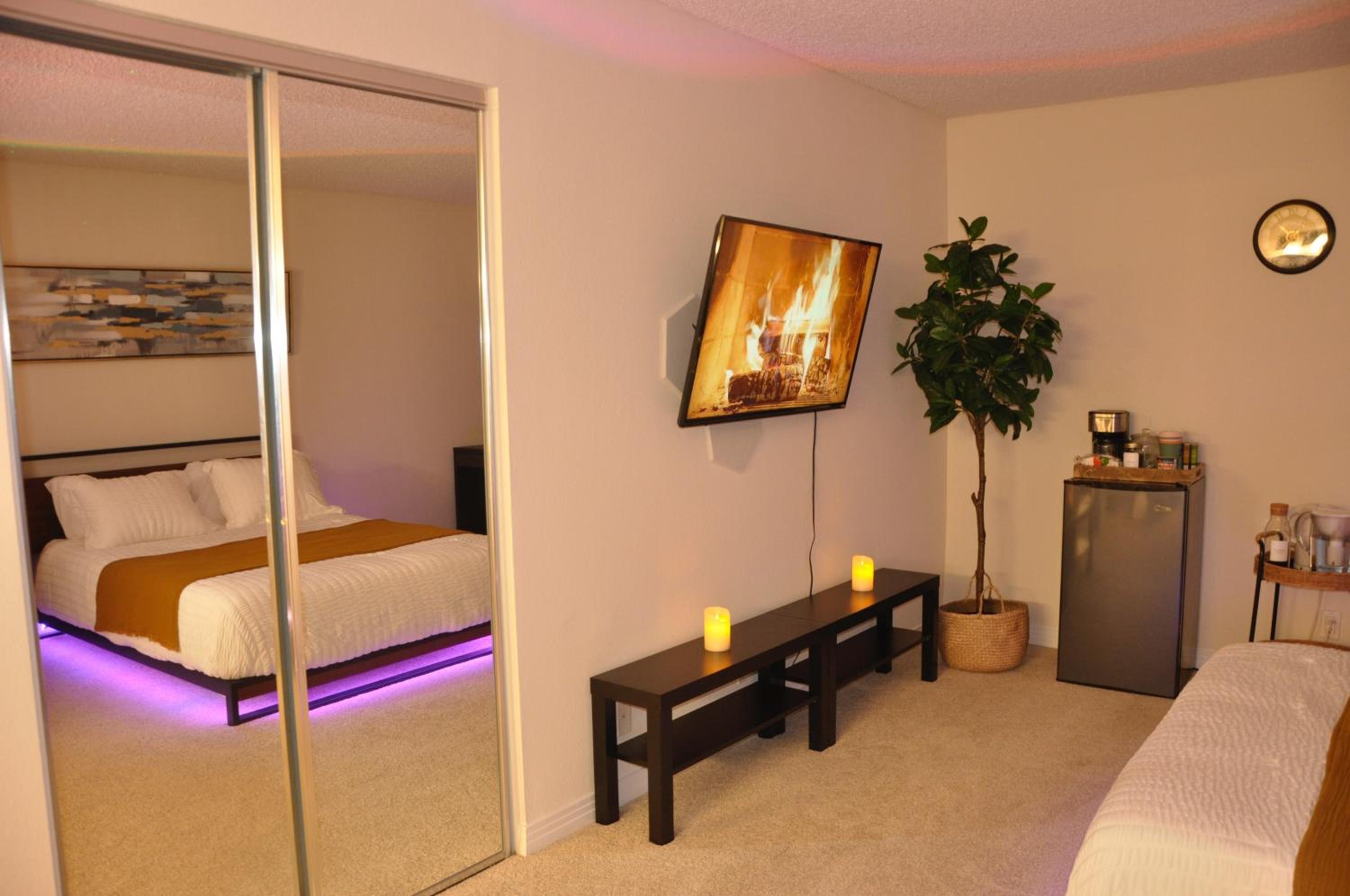 Private Room & Bathroom in Shared Oceanfront Home, Marina del Rey