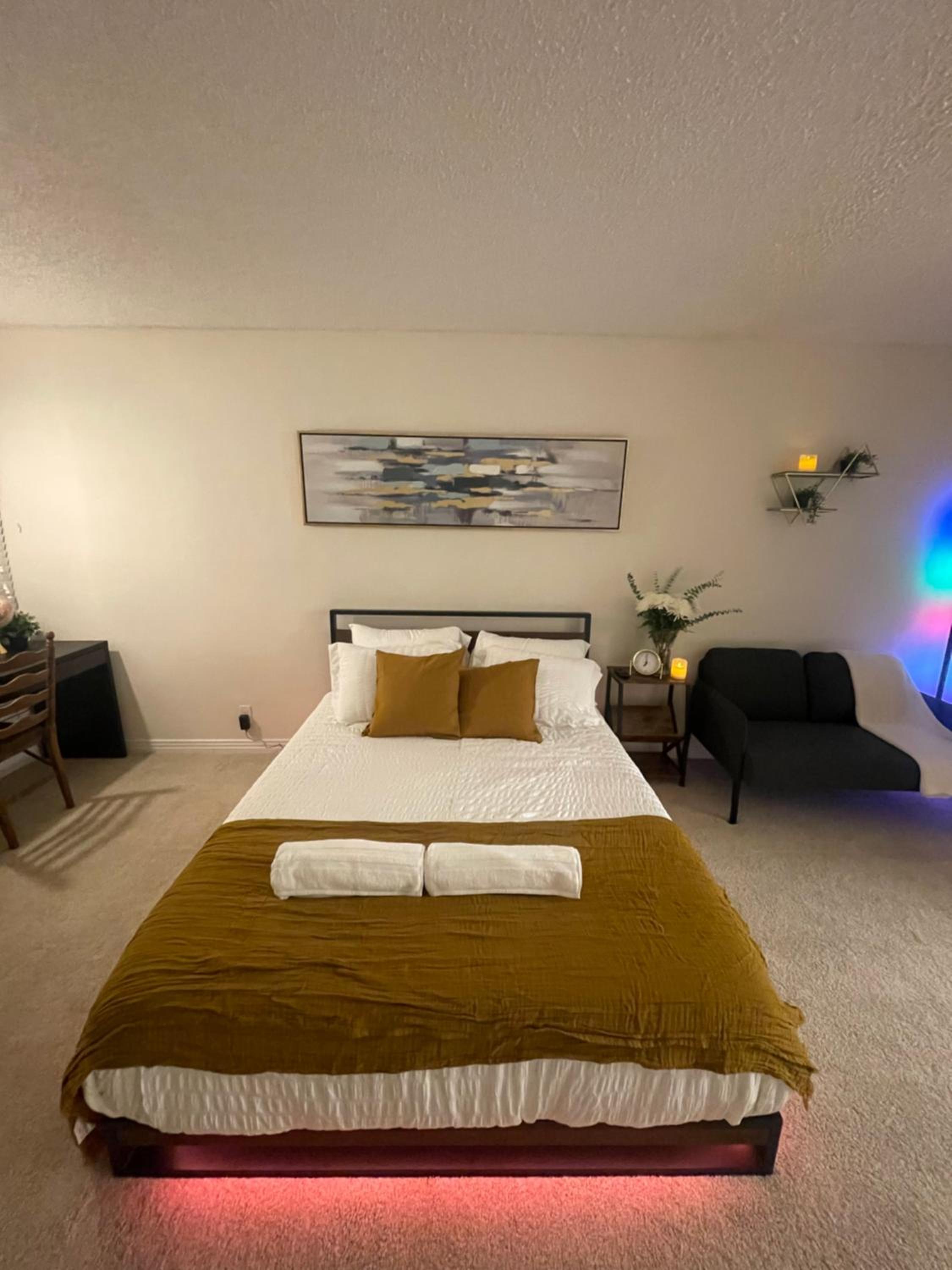 Private Room & Bathroom in Shared Oceanfront Home, Marina del Rey