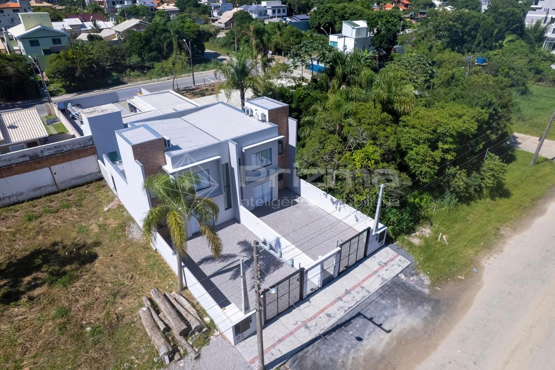 Lindo duplex geminado na Praia de Mariscal.