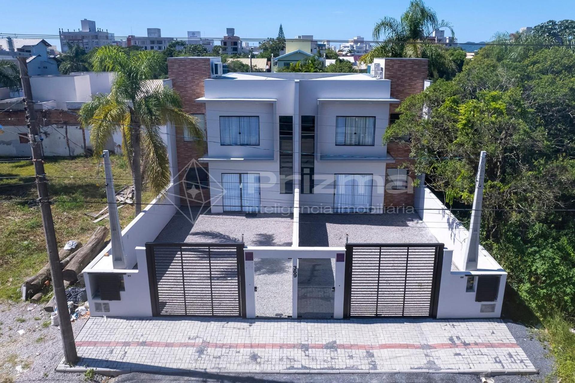 Lindo duplex geminado na Praia de Mariscal.
