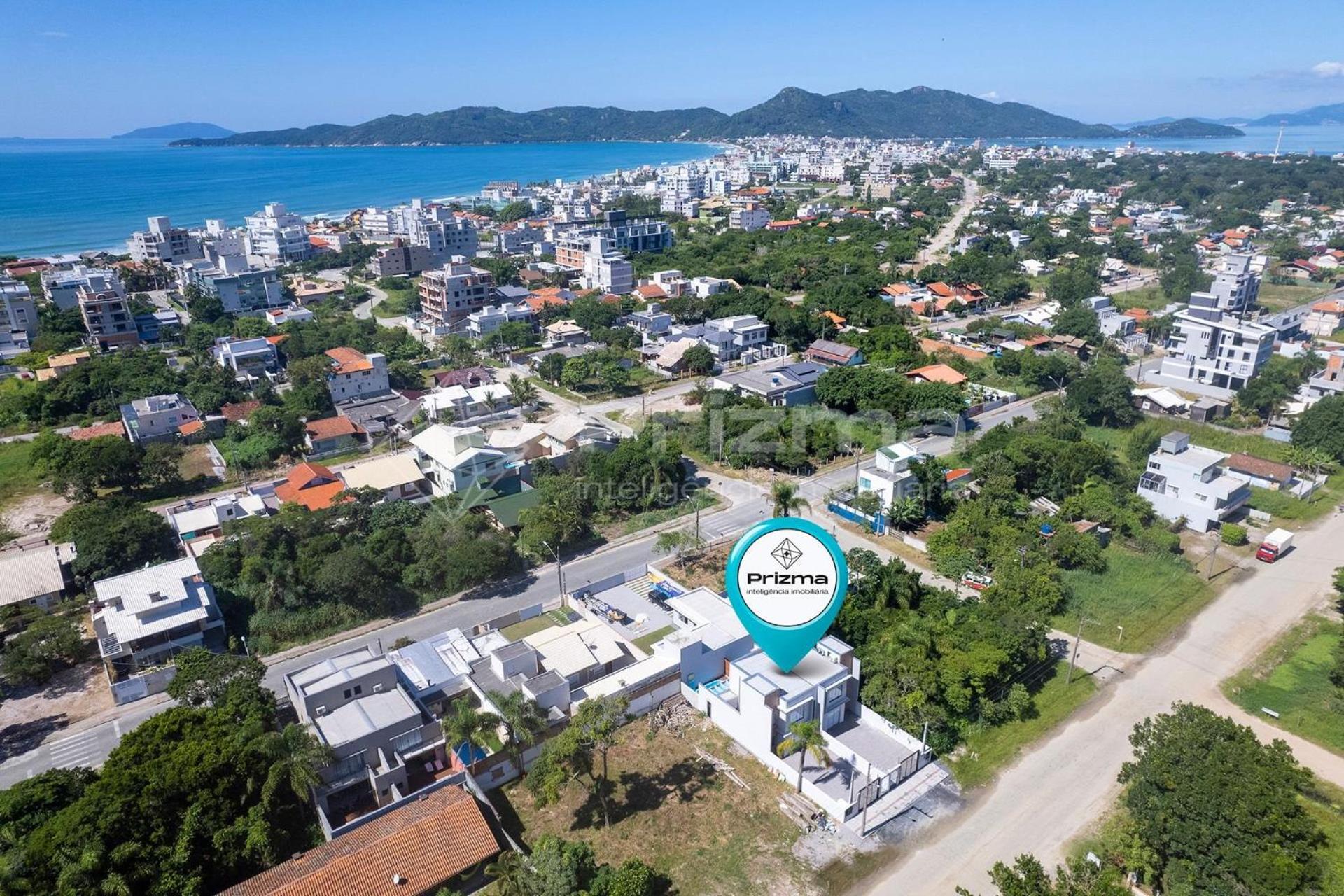 Lindo duplex geminado na Praia de Mariscal.