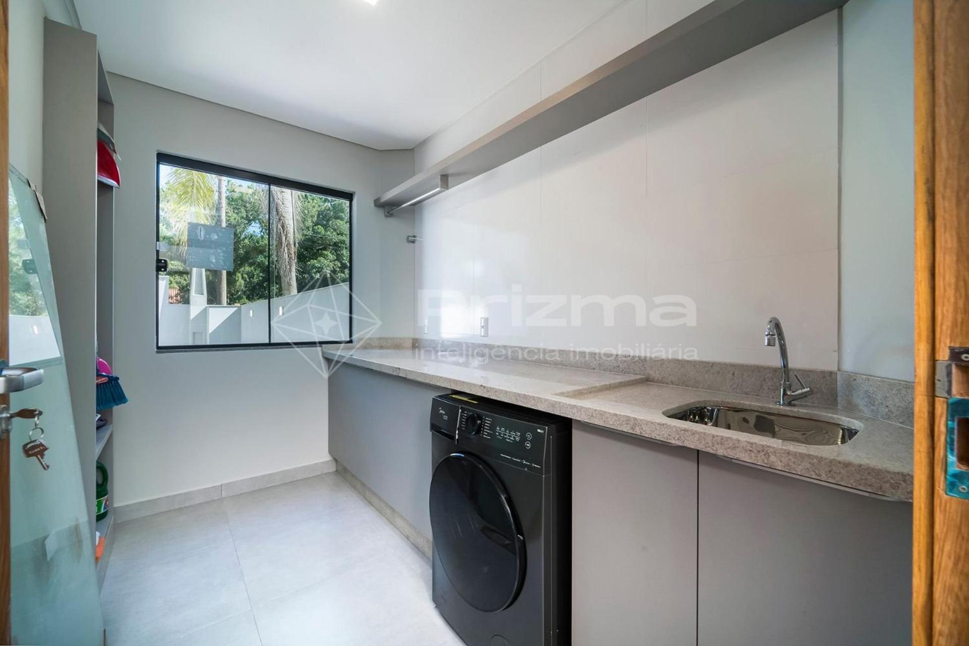 Lindo duplex geminado na Praia de Mariscal.