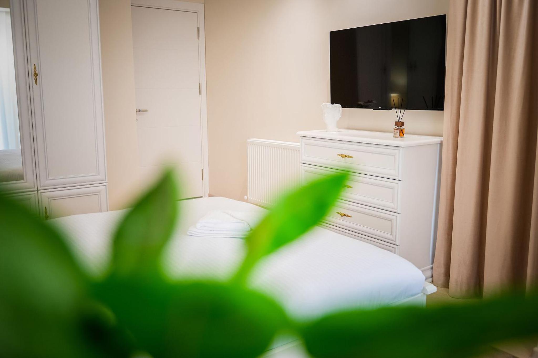 Apartament Zafi Lakeview by Sunny Mamaia view 5