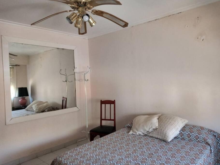 Departamento al frente- Habitación con living