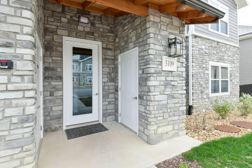 Branson's Newest Gem: City View Condo,Patio & Pool view 3