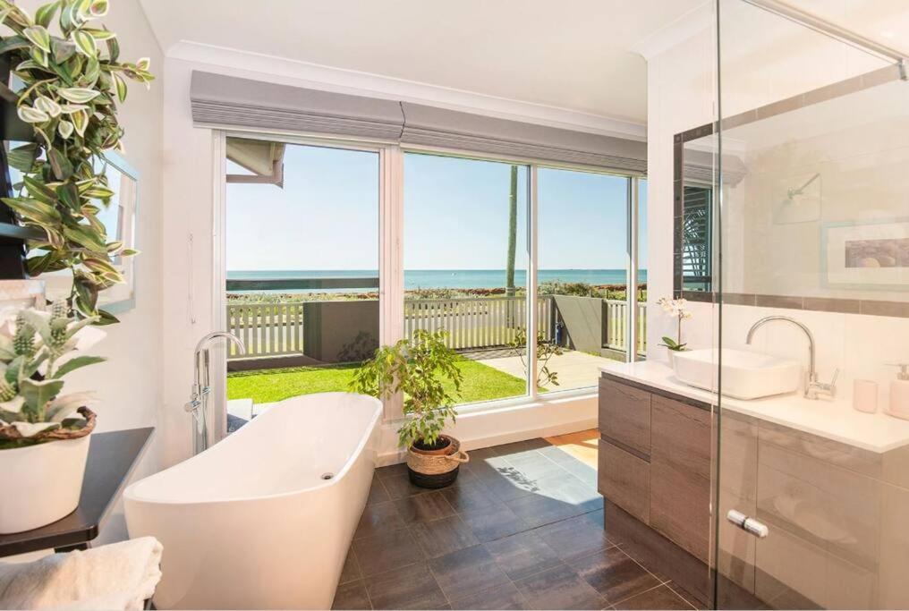 THE DECK HOUSE - Beautiful Busselton Beachfront