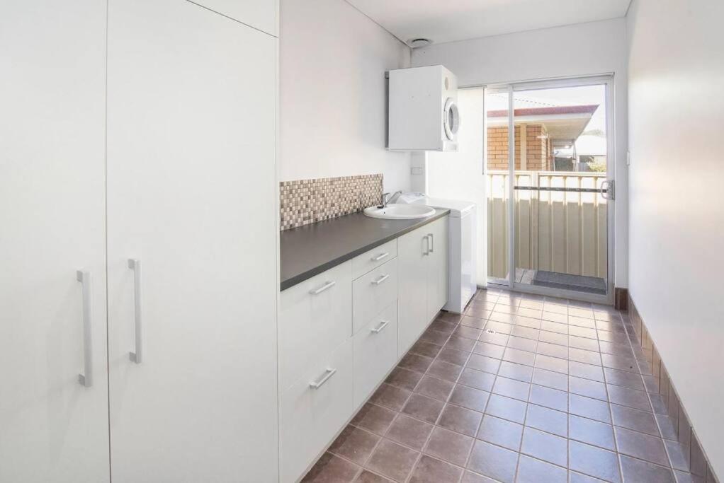 THE DECK HOUSE - Beautiful Busselton Beachfront