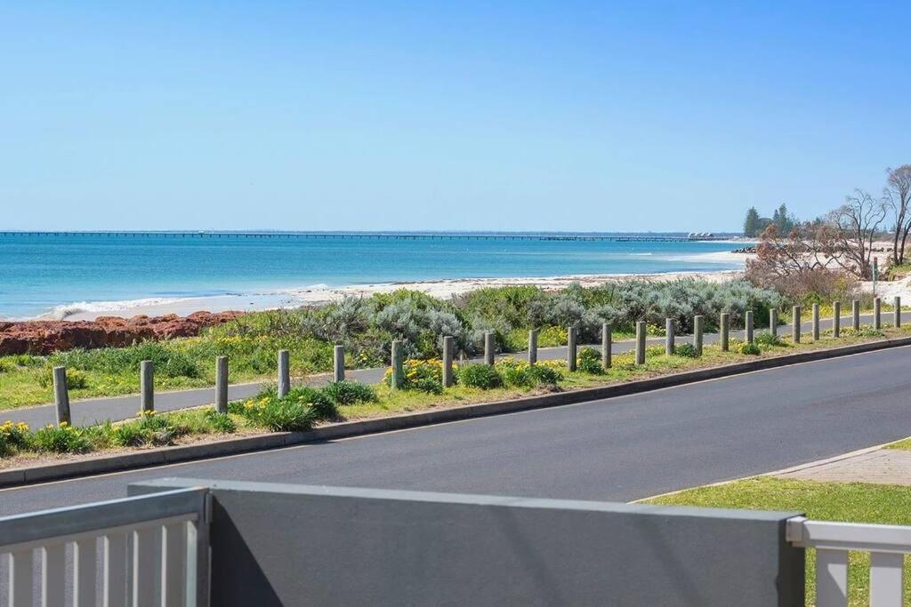 THE DECK HOUSE - Beautiful Busselton Beachfront