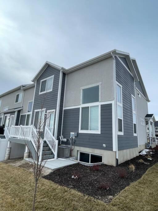 NEW 4-bed 4-bath Stylish House with Mountain View and 2 garages view 5