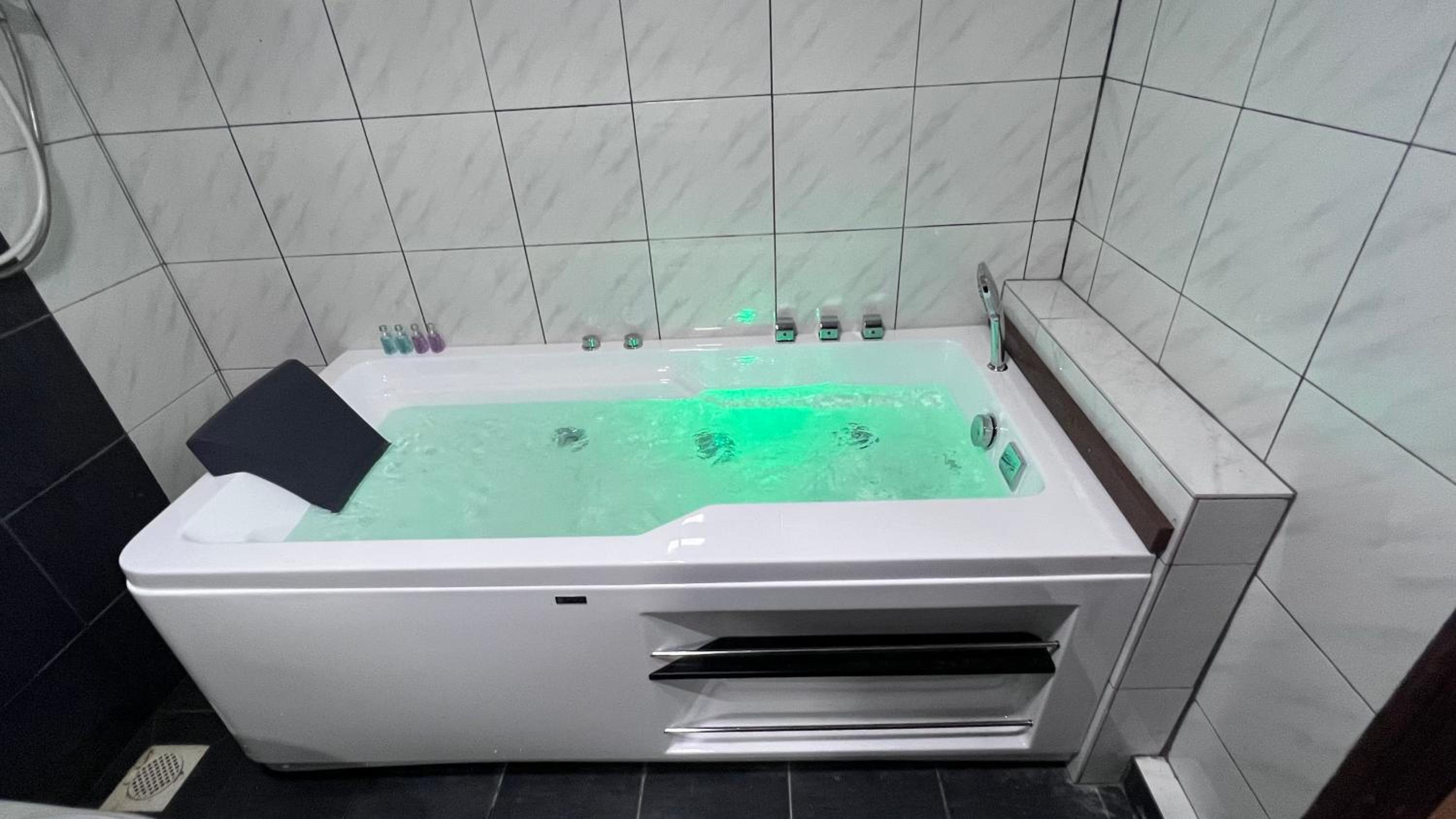 HERITAGE D'CENANG with Jacuzzi Spa photo 3