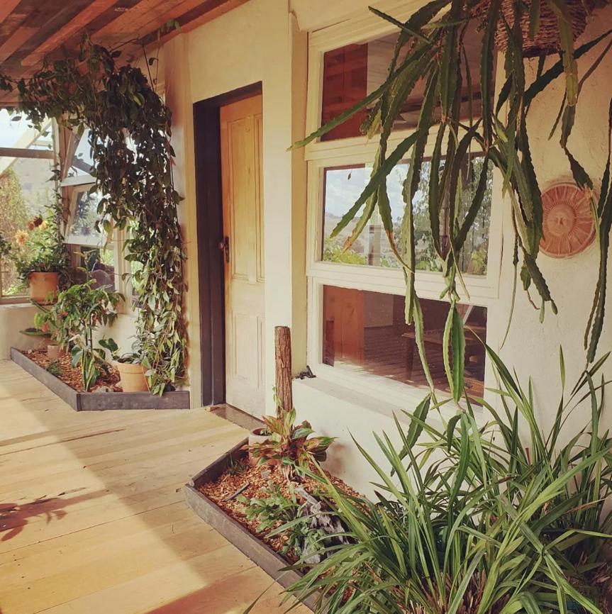 Strawbale Cottage - Wingspread Garden