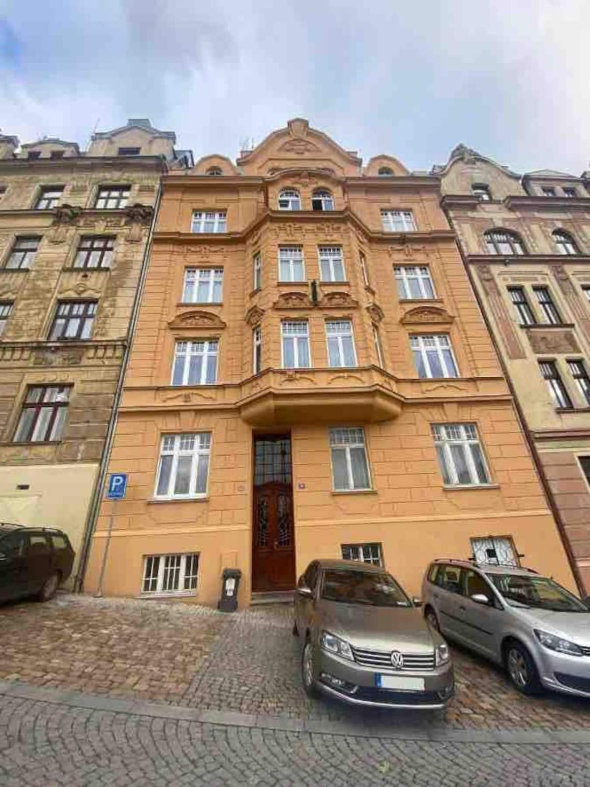 Retro & Romantic 2BR Gem in Spa Center!