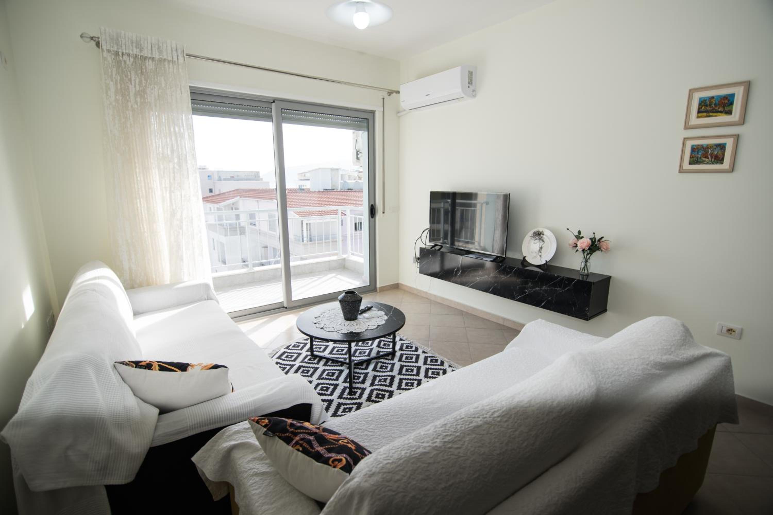 Vlora AR - Spacious modern apartment with a view