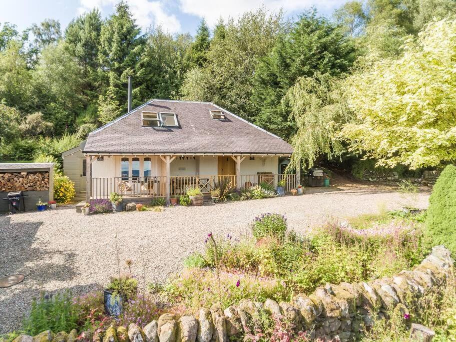 The Mews - a cottage with a spectacular lake view