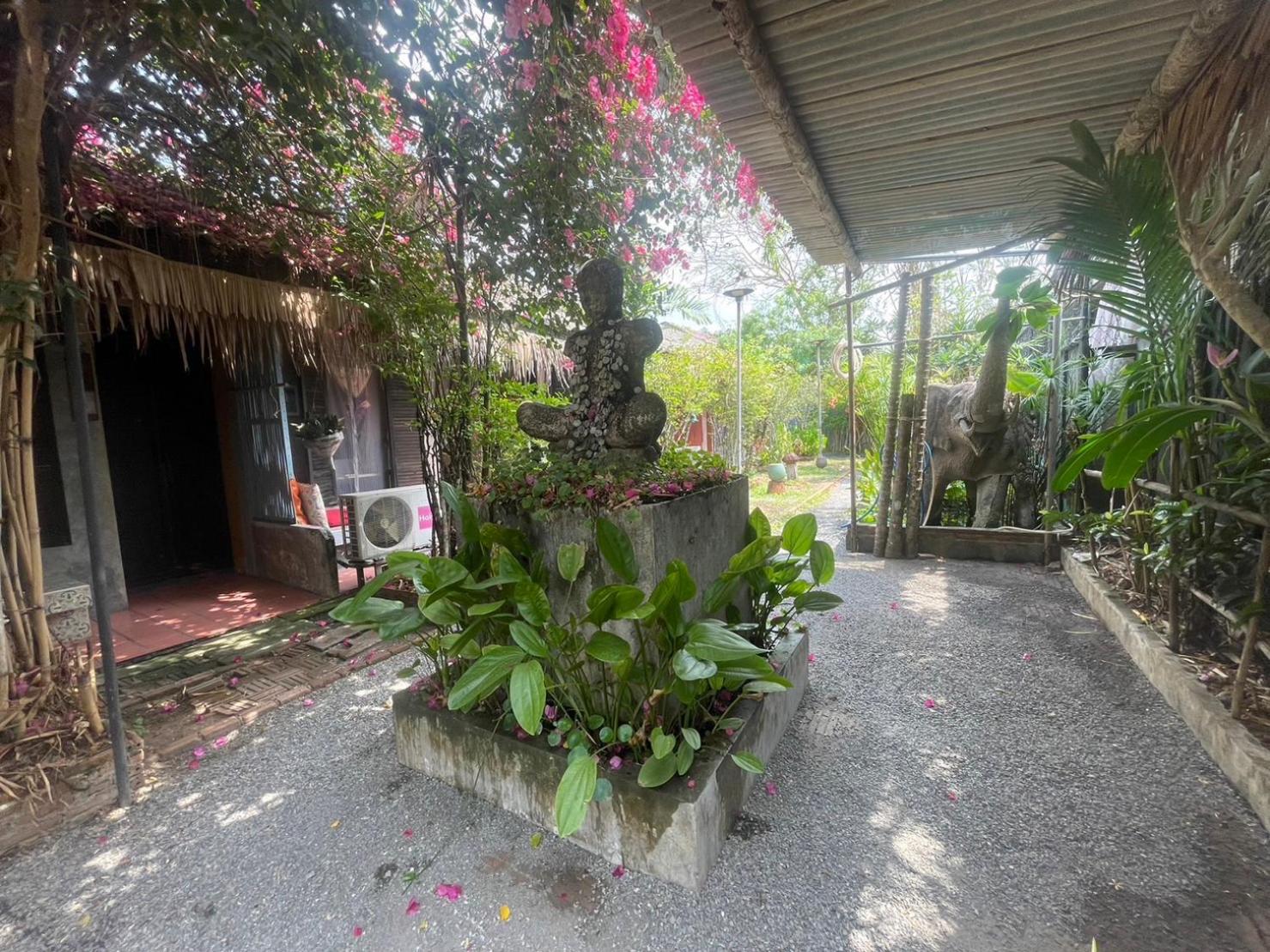 Artist's Place Trat