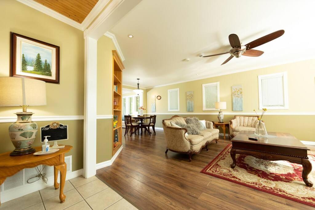 Entire house/wifi/private/cozy/escape/Muskoka lake