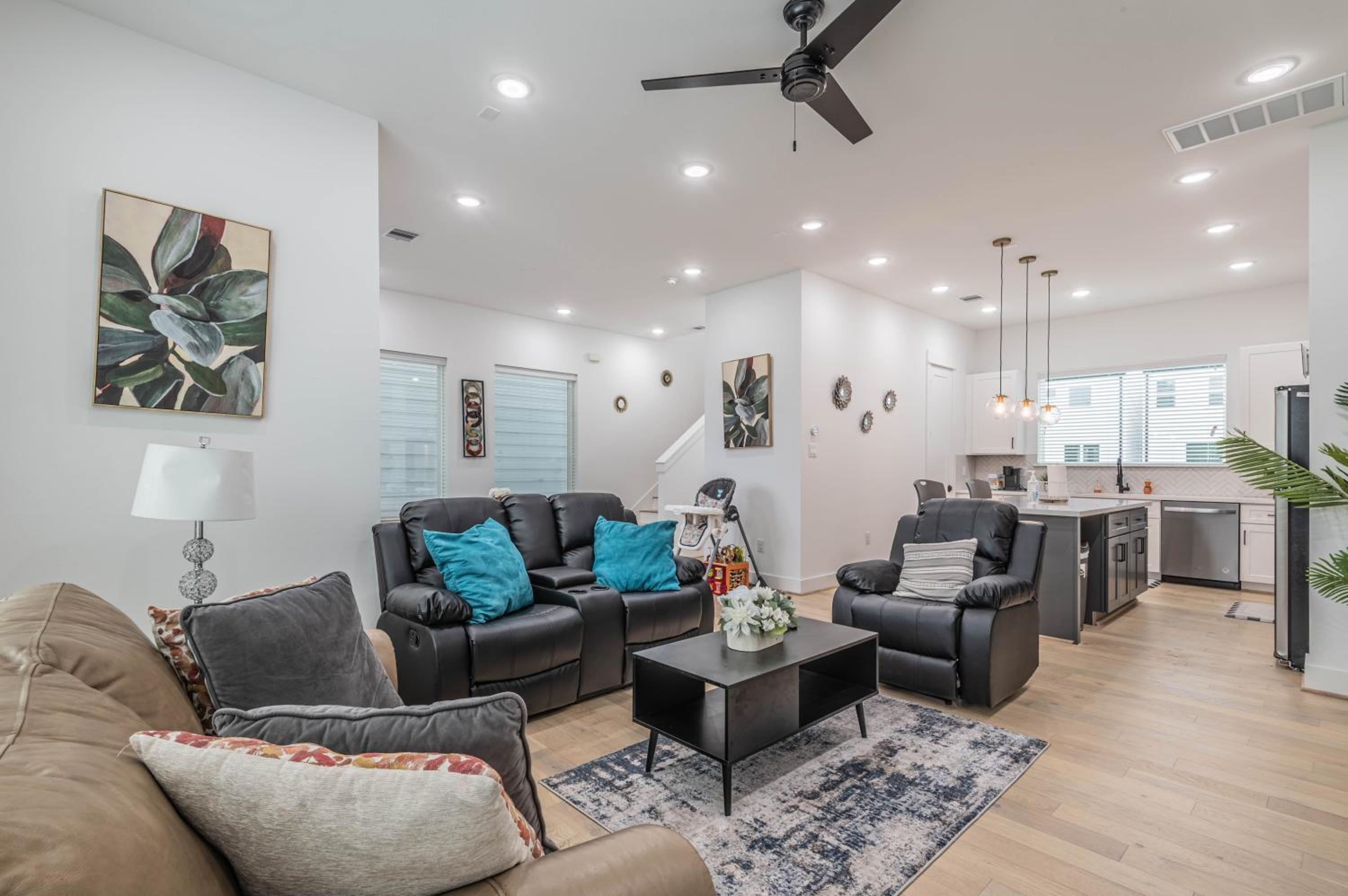 Cozy Duplex Mins to DT/ MCTR, free wi-fi/ Parking view 2