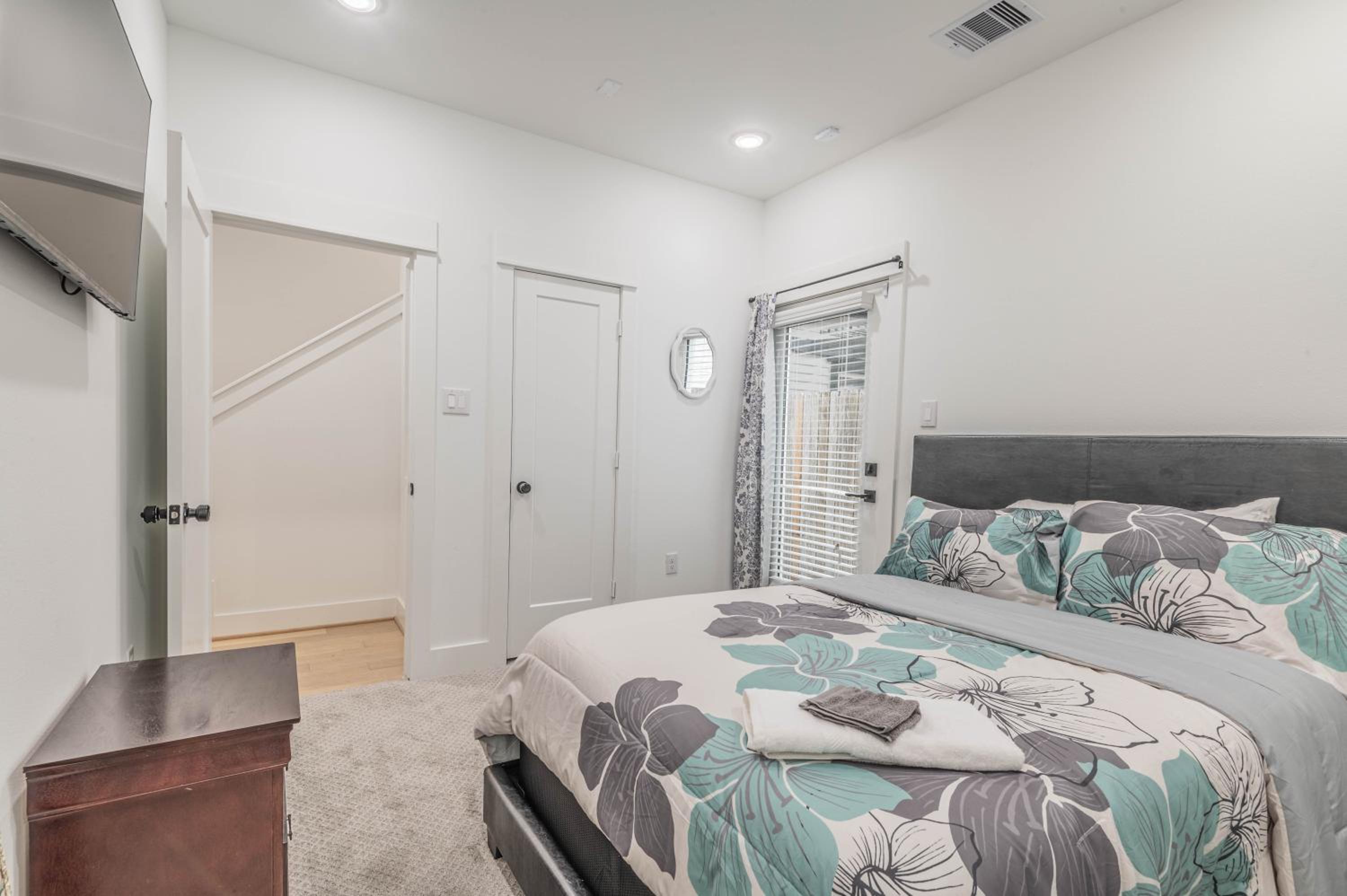 Cozy Duplex Mins to DT/ MCTR, free wi-fi/ Parking view 3
