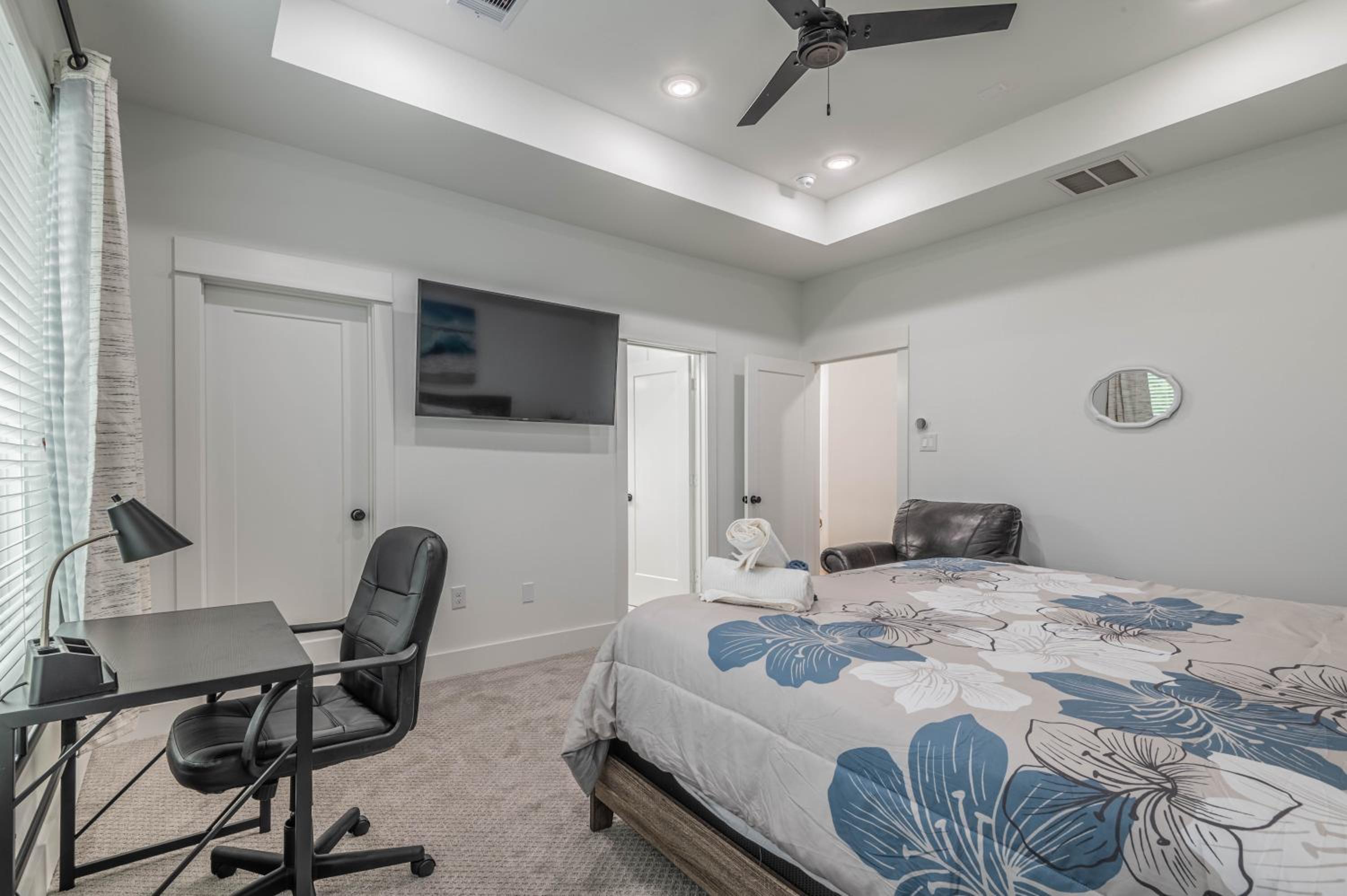 Cozy Duplex Mins to DT/ MCTR, free wi-fi/ Parking view 4