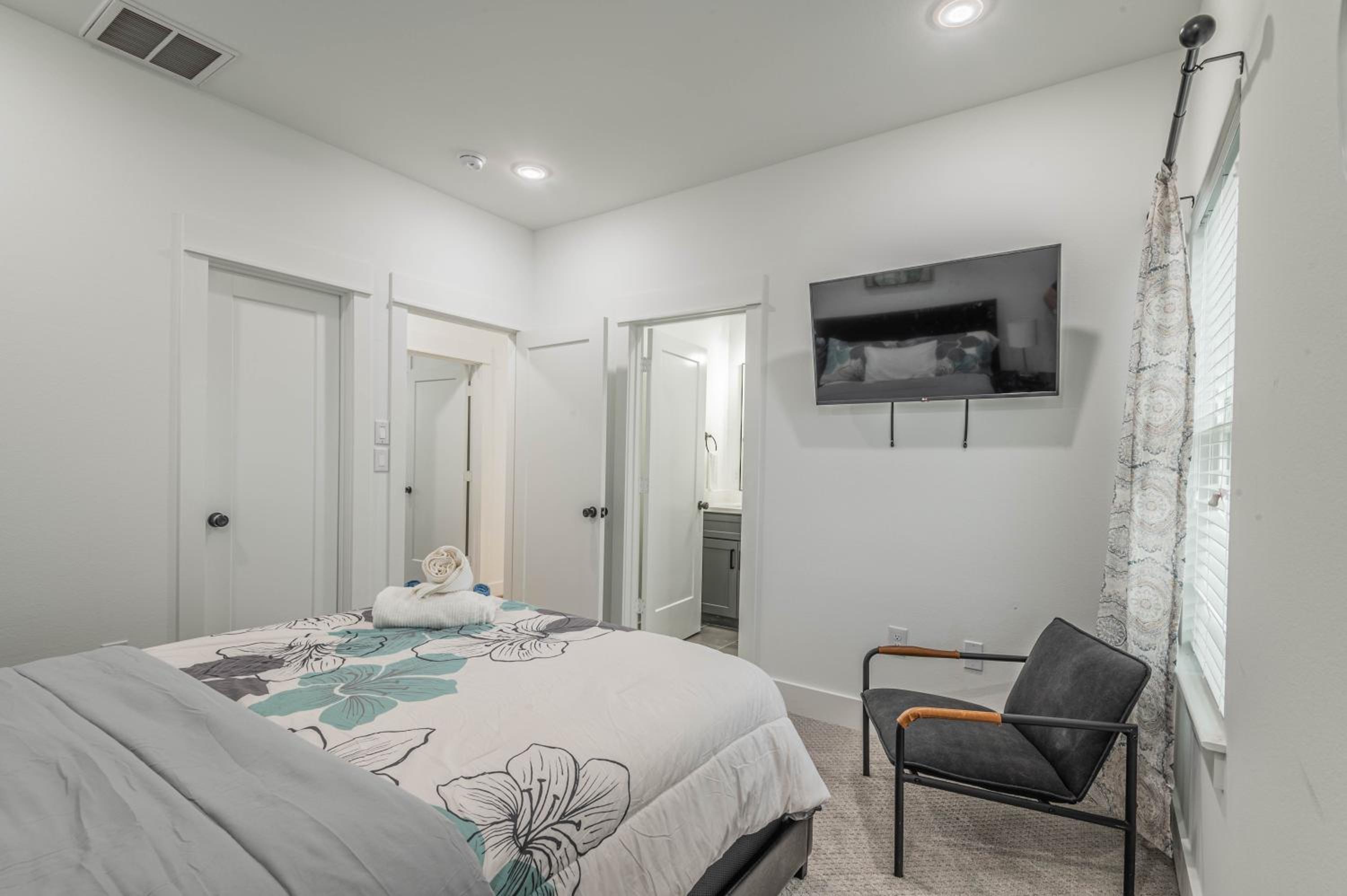 Cozy Duplex Mins to DT/ MCTR, free wi-fi/ Parking view 5