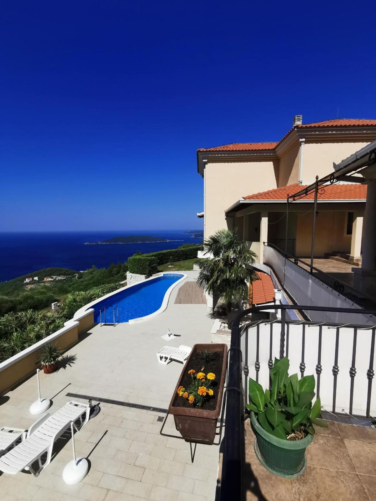 Lux Villa Provence view 3