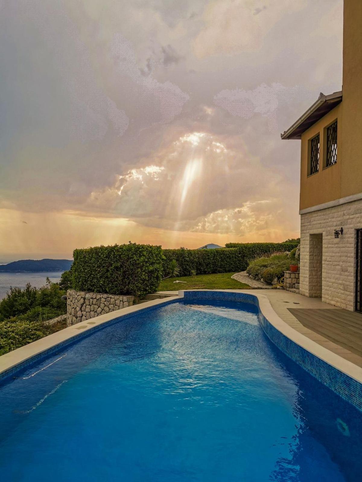 Lux Villa Provence view 4
