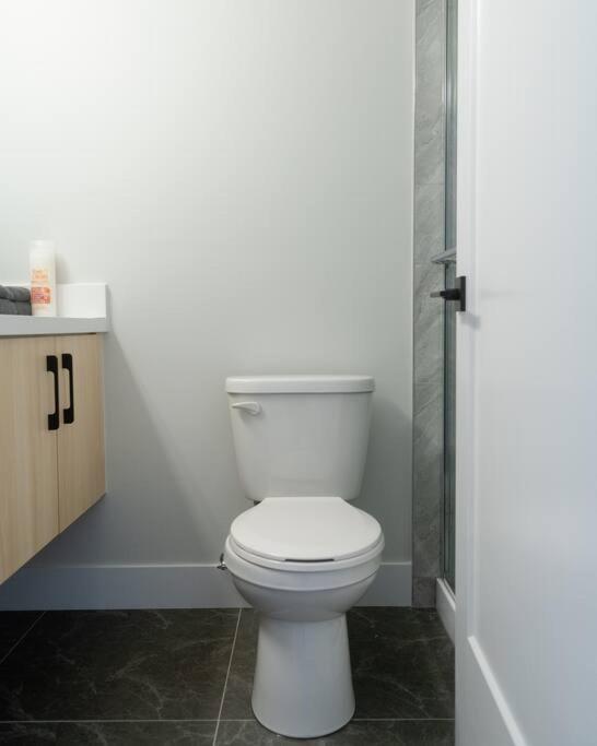 Modern Ground Level 3 bed 2 bath Condo with Free Parking