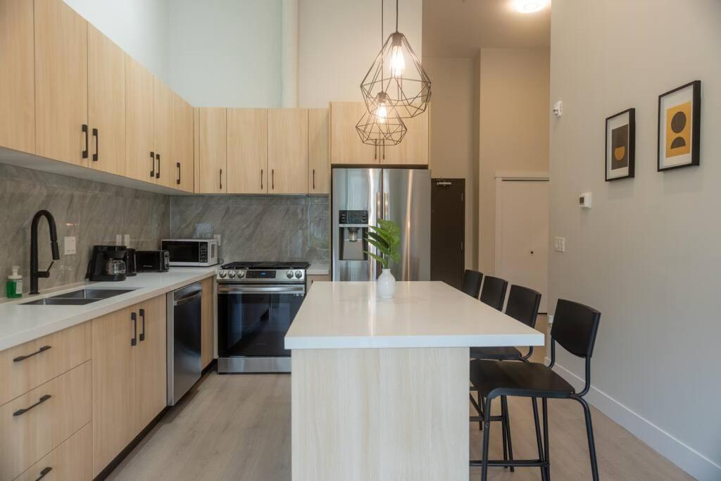 Modern Ground Level 3 bed 2 bath Condo with Free Parking